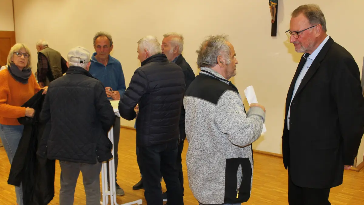 Während der Gruppenselbstarbeit fand Joachim Walter immder wieder Gelegenheit für einen gemütlichen Plausch mit den Bürgern