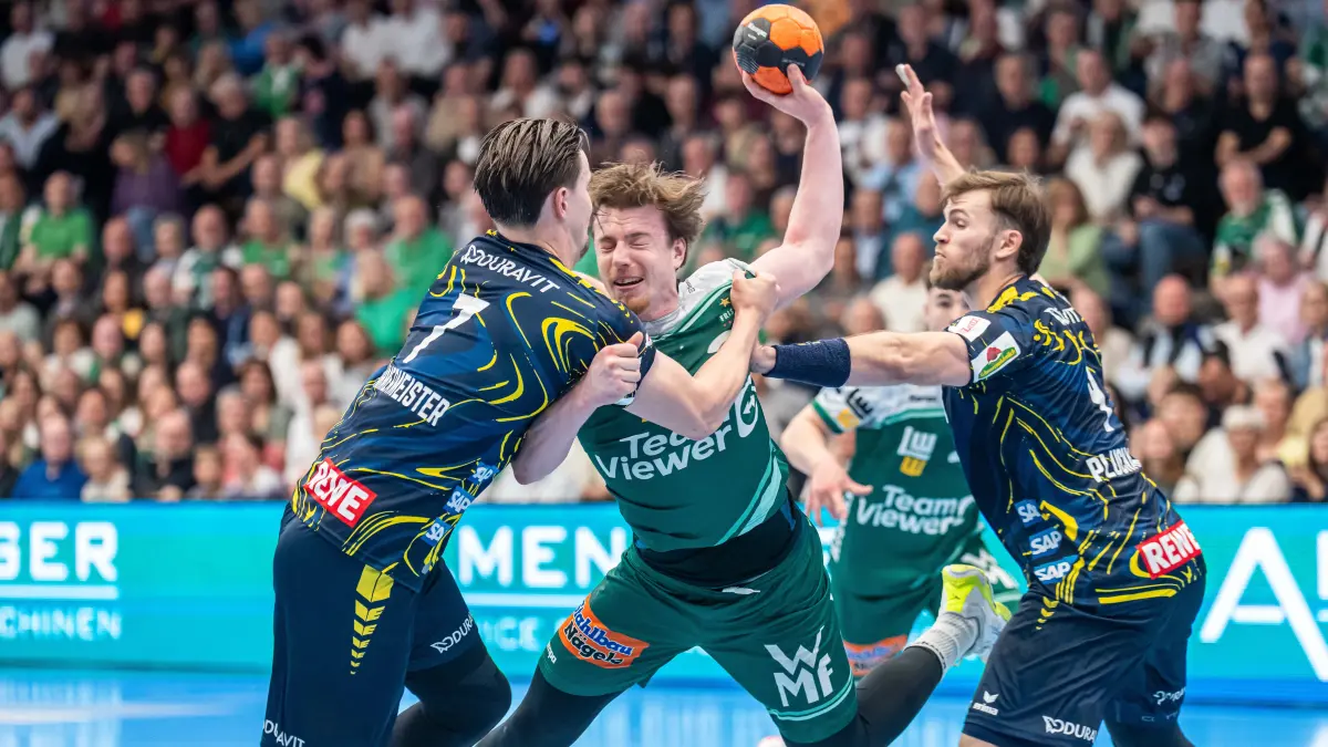 Frisch Auf Goeppingen vs. Rhein-Neckar Loewen, Handball, 1. Bundesliga, Herren, Spielzeit 2025/2026, 23.04.2026: Erik Persson (Frisch Auf Goeppingen, #22) im Duell mit Robert Timmermeister (Rhein-Neckar Loewen, #07) und Mathias Larson (Rhein-Neckar Loewen, #04), Frisch Auf Goeppingen vs. Rhein-Neckar Loewen, Handball, 1. Bundesliga, Herren, Spielzeit 2025/2026, 23.04.2026,
Foto: Eibner-Pressefoto/Michael Schmidt