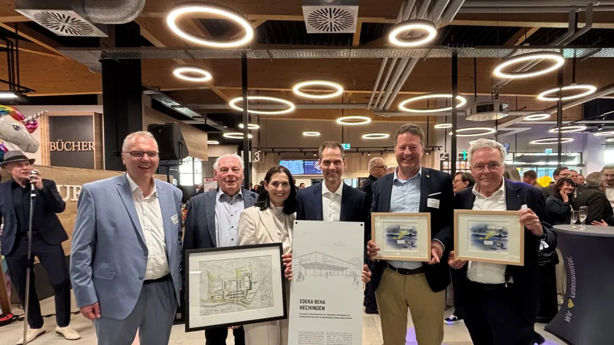 Am Vorabend des Eröffnungstages gab es Dankesworte, Lob und Komplimente zuhauf im neuen Hechinger Edeka-Markt Beha an der Haigerlocher Straße. Bei der Feierstunde mit sehr vielen geladenen Gästen mit dabei waren (von links) Patrick Mogck (Vorstandsmitglied Edeka Südwest), Heinz Beha, der Vater der Marktbetreiber Silke und Marc Beha, Bürgermeister Philipp Hahn und Bauherr Dr. Franz Xaver Bumiller.