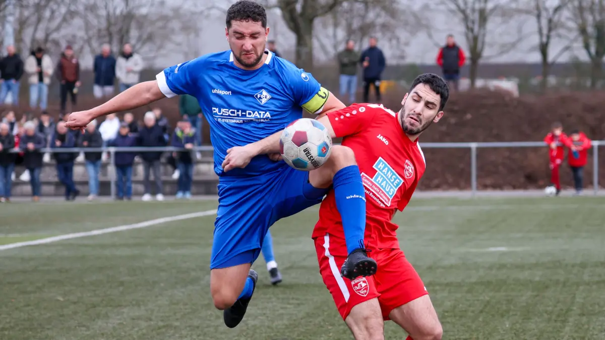 SV Ebersbach - 1 FC Eislingen
Petar Vidovic (9) und Nicolas Schreiber (4), der Spielführer des FC Eislingen.