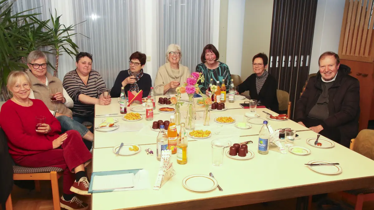 10 Jahre Freundeskreis Café Weltweit in Böhmenkirch - mit Pfarrer Michael Kenner ganz rechts - Sylvia Messinger Dritte von rechts und Ulla Gesell vierte von rechts.