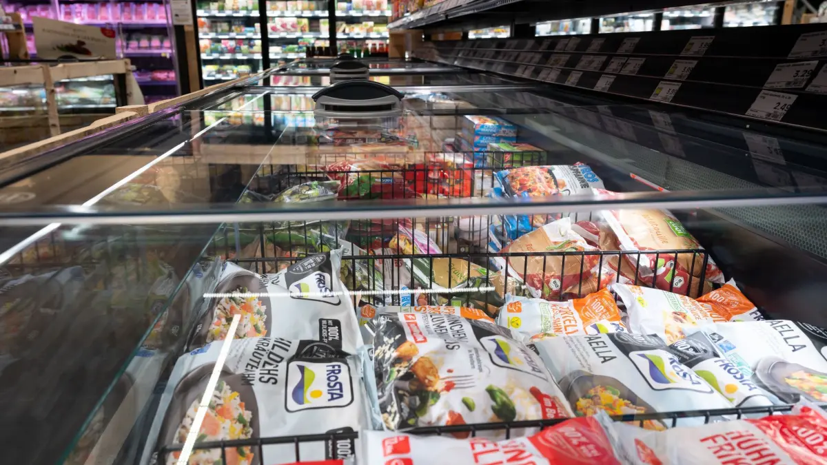 Supermarkt: ARCHIV - 31.03.2022, Bayern, Neubiberg: Tiefkühlprodukte liegen in einer Kühltruhe in einem Supermarkt. (zu dpa: «Tiefkühlprodukte beliebt - Verbrauch steigt erneut») Foto: Sven Hoppe/dpa +++ dpa-Bildfunk +++