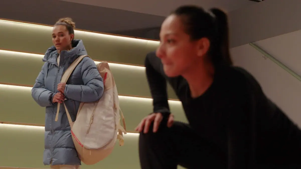 Charlie (Shaolyn Fernandez, r.) ahnt nichts von der Intrige gegen sie. Joana (Josephine Martz) und Valea (Antonia Kolano) mischen ihr Tabletten ins Wasser.