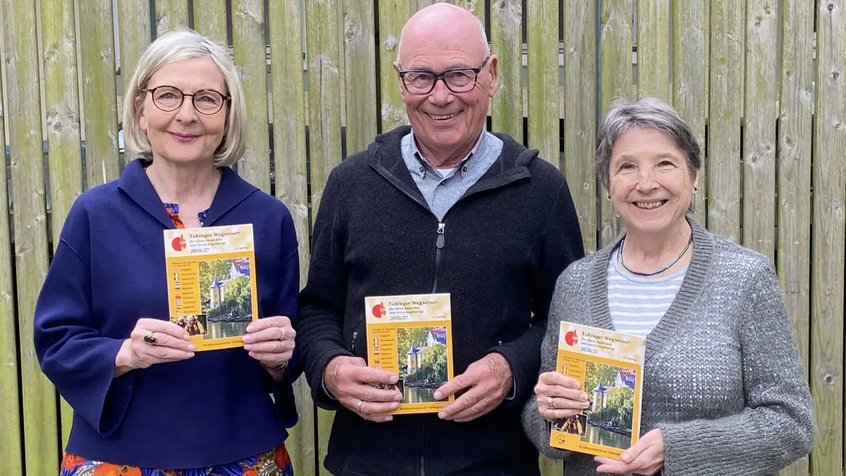 Angelika Bader, Andreas Moser und Gundi Reichenmiller vom Stadtseniorenrat mit dem neuen Wegweiser für Ältere.