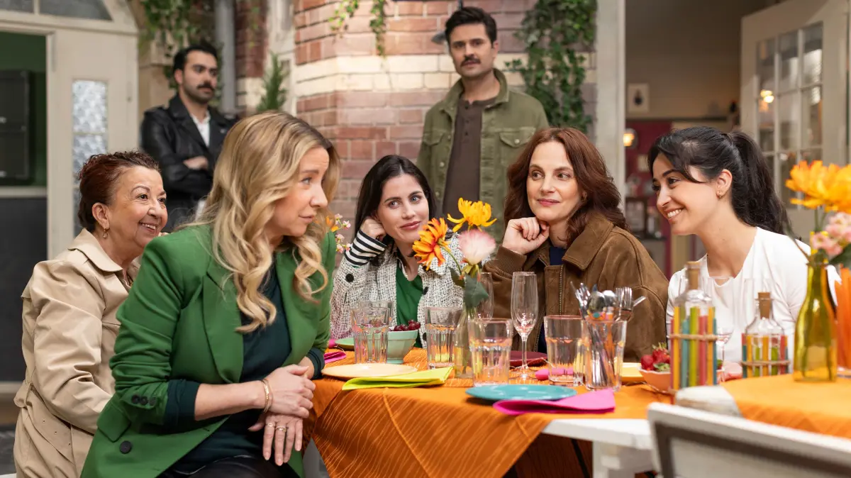 Die Familie wird ahnungslos Teil von Irenes Plan. Von links: Nuray (Lilay Huser), Baris (Metehan Demiröz), Ute (Isabell Hertel), Sina (Valea Scalabrino), Paco (Milos Vukovic), Anna (Marie Zielcke) und Esma (Özge Delioglan)