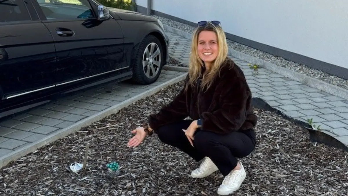 Anna Schmeckebier vor ihrer Wohnung.
