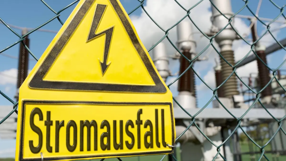 Warnschild Stromausfall vor Umspannwerk Symbolbild zum Thema Stromausfall in Deutschland *** Warning sign Power failure in front of substation Symbolic image on the subject of power failure in Germany
