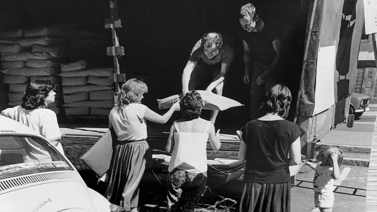 Rund 100 Menschen holen auf dem Kelternplatz Trockenmilchpulver ab