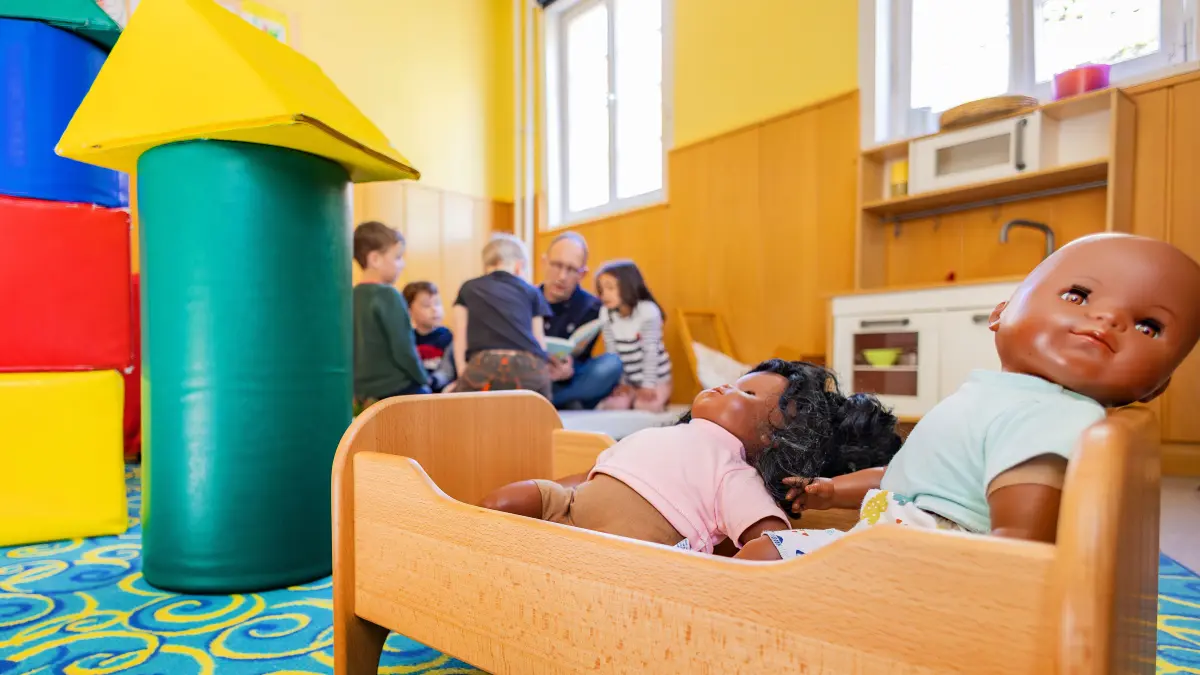 Kindergarten - Kindergärten - Kita - Kindertagesstätte - Betreuung von Kindern in den Einrichtungen - Debatte um sexualpädagogisches Konzept - Gewaltschutzkonzept - in Schwäbisch Hall - Symbolfoto Erziehung - Kinder spielen in einer Einrichtung der katholischen Kirche in Schwäbisch Hall (Kindergartne St. Johannes Baptist) in Steinbach.