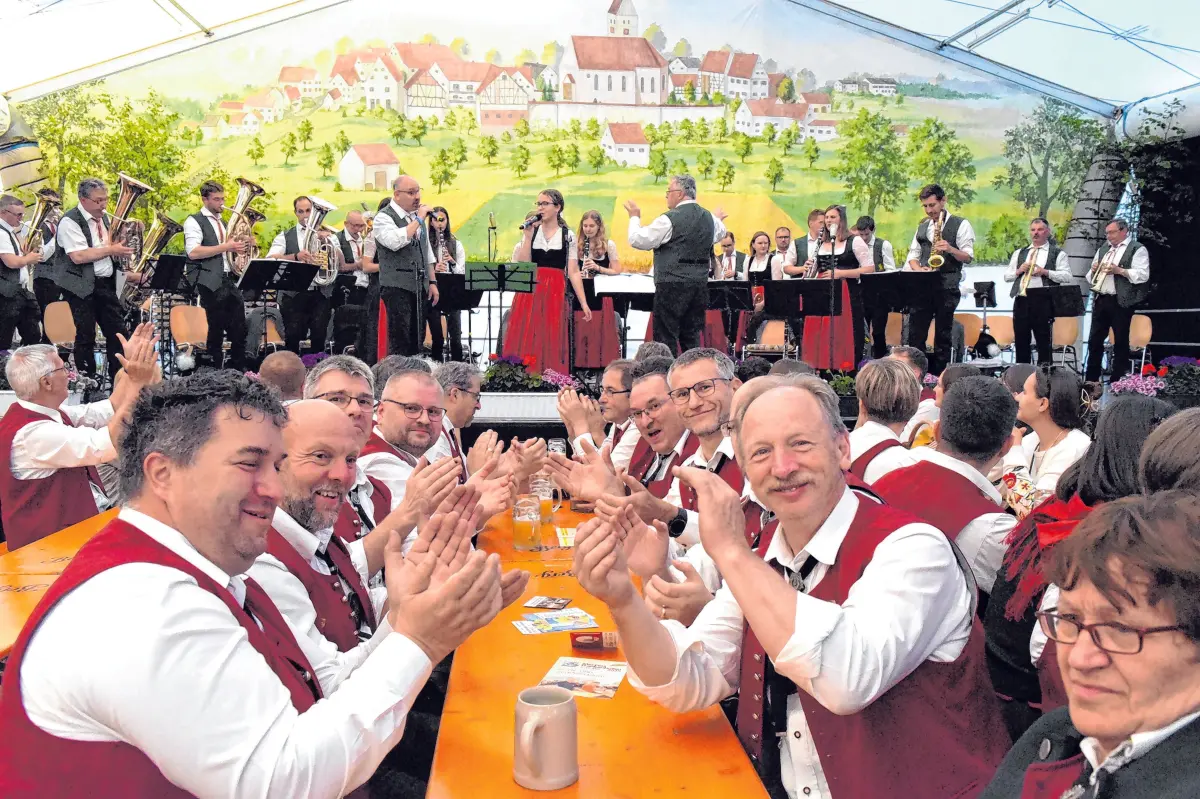 Ganz Frankenhofen und Gäste aus nah und fern feiern beim Maifest. ⇥Fotos: Chr. Kirsch