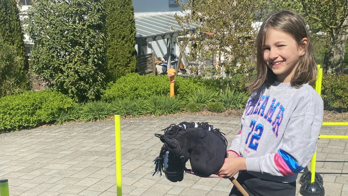 Annalena Schmucker auf Sapphiro, handgefertigt von ihrer Trainerin für etwa 120 Euro. Für "richtig krasse" Tiere gehe es ab 400 Euro richtig los, sagt sie.