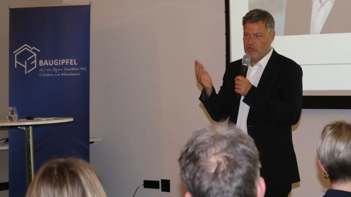 Robert Habeck beim Baugifel von H3 in Waldenburg.