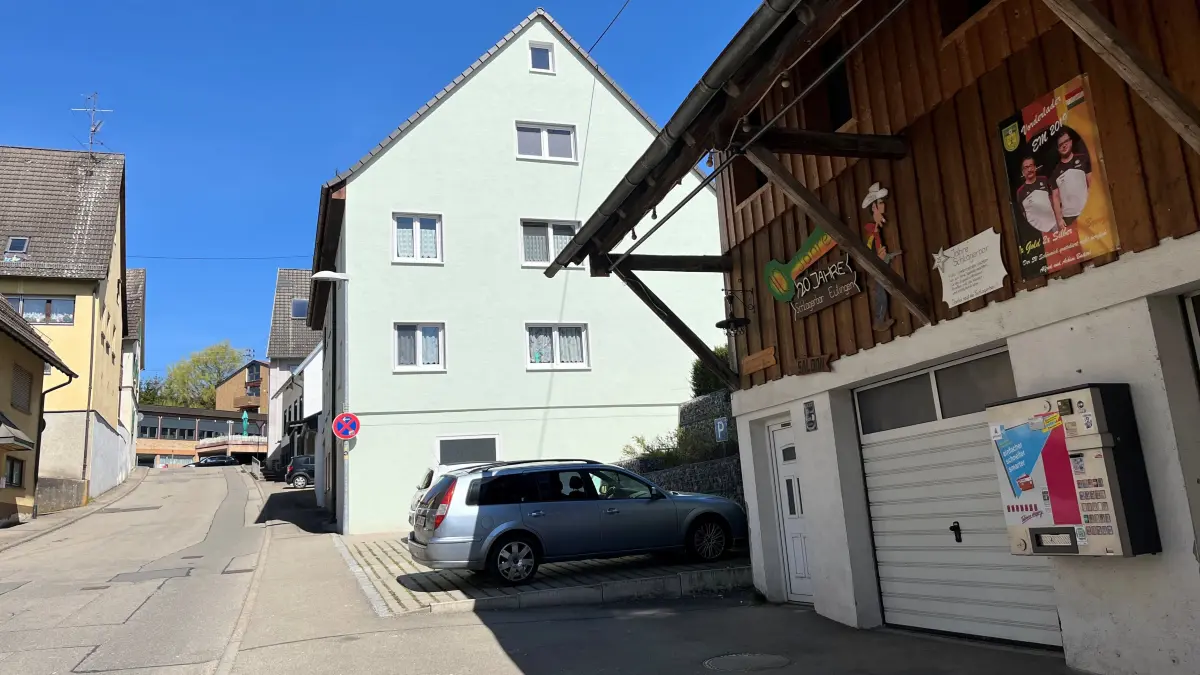 Soll saniert werden: Die Eutinger Schillerstraße. Rechts zu sehen sind die Schilder der Schlagerbar.