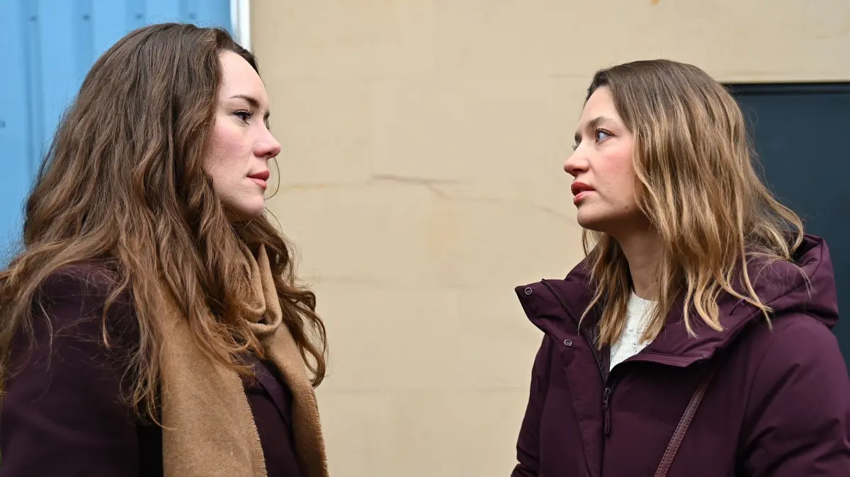 Emma (Luisa Binger) ist plötzlich wieder da und will Hilfe von Nathalie (Amrei Haardt).