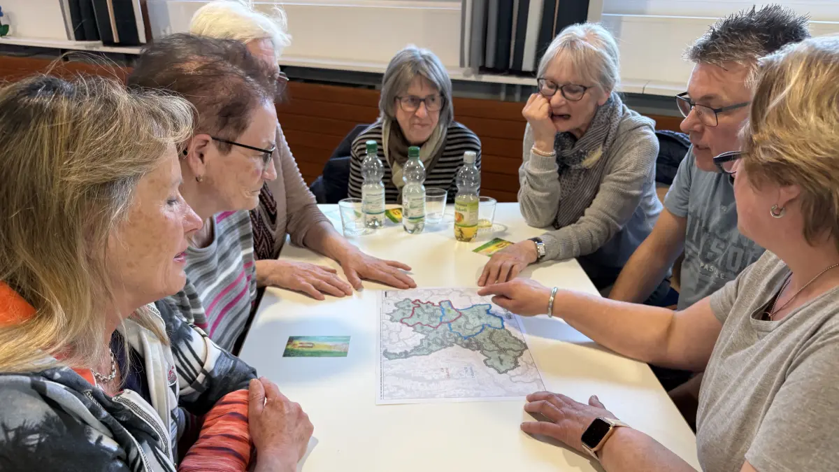 Wohin soll es gehen? Gemeindemitglieder in Schelklingen diskutieren anhand einer Karte, in welche Richtung die Seelsorgeeinheit den Zusammenschluss suchen soll.