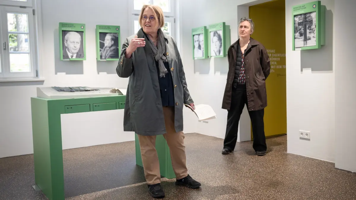 Dagmar Waizenegger (links), Leiterin des städtischen Fachbereichs Kunst und Kultur, in der neuen Ausstellung des Stadtfriedhof-Museums, rechts dahinter Wiebke Ratzeburg, Leiterin des Stadtmuseums Tübingen