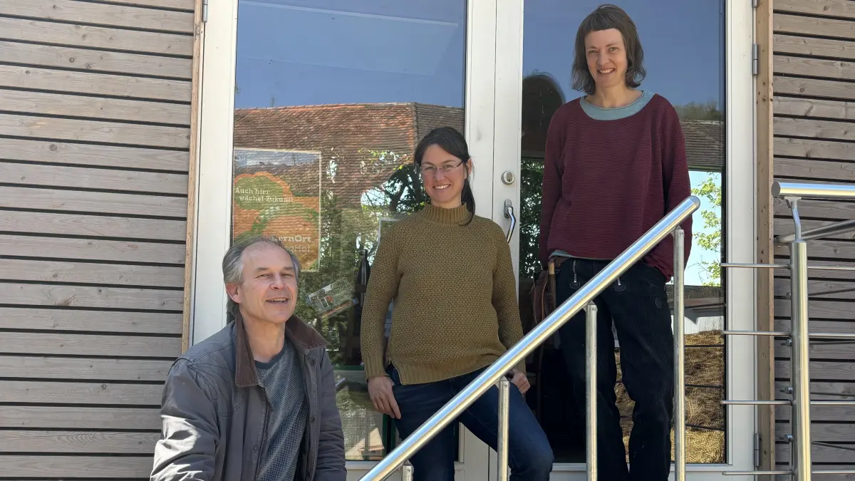 Kit-Geschäftsführer Matthias Hamberger, Kit-Bereichsleiterin Katharina Brosda und Mitarbeiterin Daniela Schmalz vor ihrem neuen Bauwagen.