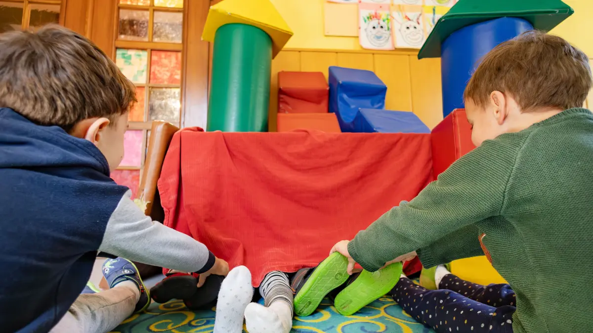 Kindergarten - Kindergärten - Kita - Kindertagesstätte - Betreuung von Kindern in den Einrichtungen - Debatte um sexualpädagogisches Konzept - Gewaltschutzkonzept - in Schwäbisch Hall - Symbolfoto Erziehung - Kinder spielen in einer Einrichtung der katholischen Kirche in Schwäbisch Hall (Kindergartne St. Johannes Baptist) in Steinbach.