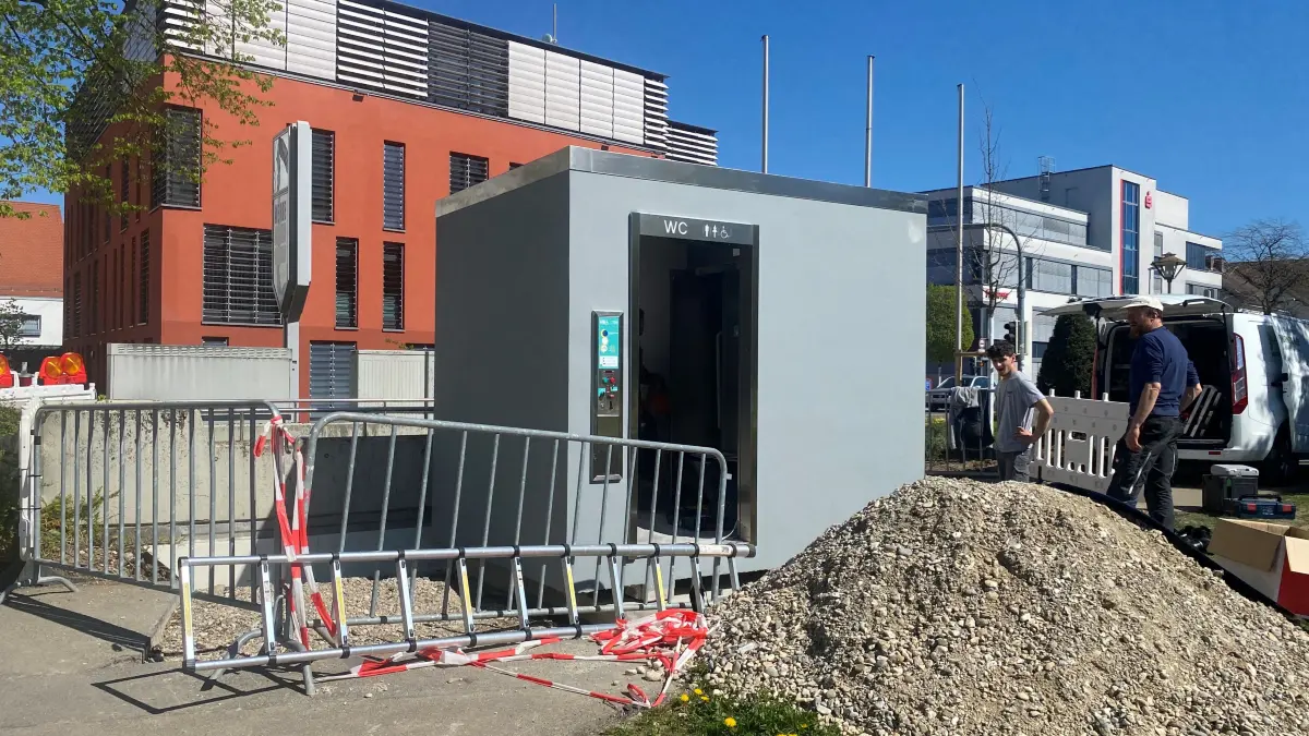 Dieser graue Kasten im Vordergrund kostet mit allem Drum und Dran 90.000 Euro. Es handelt sich um eine öffentliche Toilette.