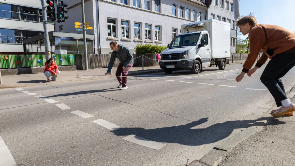 Süßen vor J G Fischer Schule Projekt Studenten vermessen Gehweg und Fahrbahn