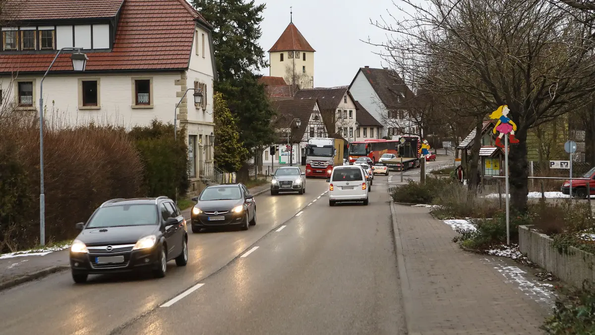Am Ende der Sommerbaustelle sollen Autofahrer und Busse auf einer erneuerten Ortsdurchfahrt fahren können.