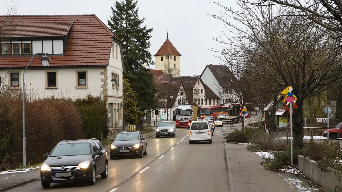 Am Ende der Sommerbaustelle sollen Autofahrer und Busse auf einer erneuerten Ortsdurchfahrt fahren können.