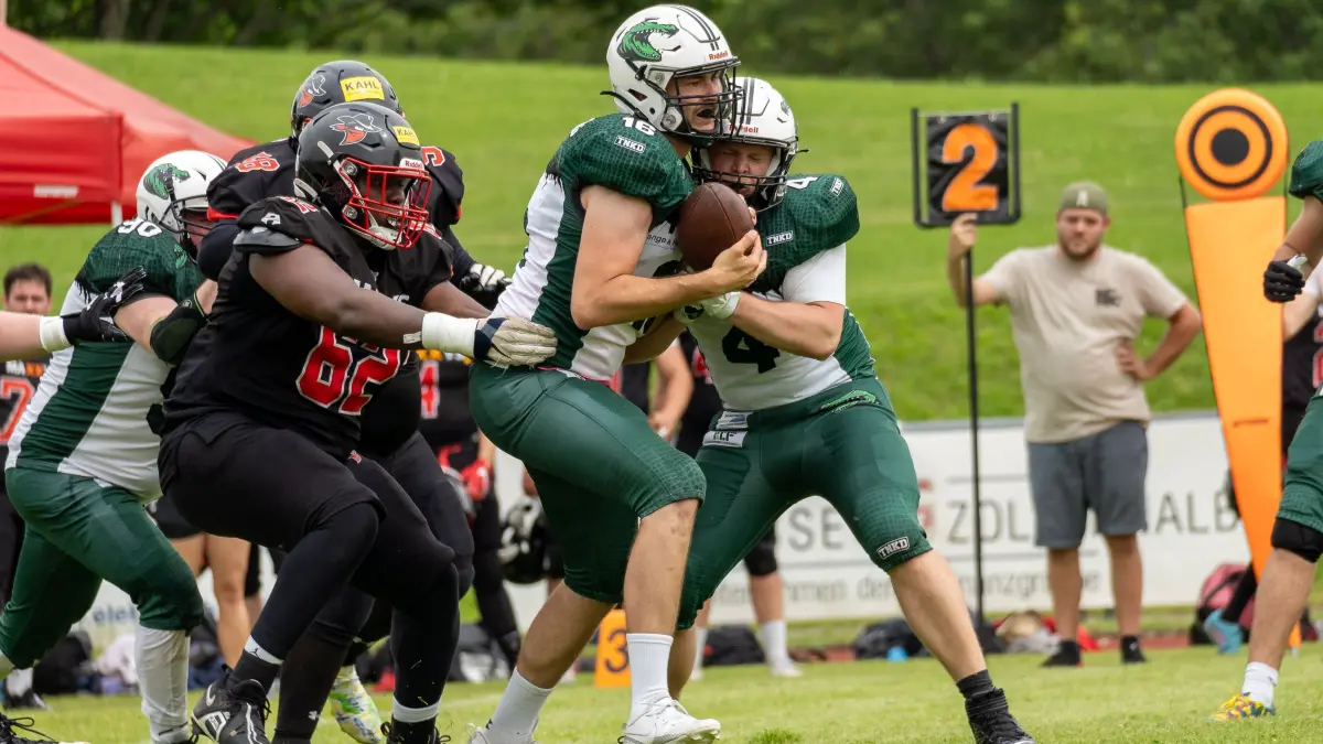 Markus Lohr (Albstadt Alligators, #16) und Benjamin Maier (Albstadt Alligators, #04) zeigen sich stark im Kampf gegen Godwill Darius Ogieva (Mannheim Bandits 2, #62) und Benjamin Schedl (Mannheim Bandits 2, #52)
Albstadt Alligators vs. Mannheim Bandits 2, American Football, Kreisoberliga Baden-Wuerttemberg, 29.06.2024
Foto: Eibner-Pressefoto/Jannik Noelke