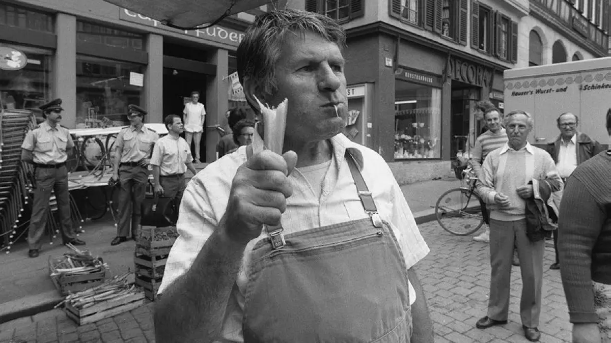 (ohne Überschrift): Marktplatz Tübingen am 05.05.86:Helmut Palmer ißt öffentlich seinen angeblich Tschernobyl-verseuchten Rhabarber und weil er ihn verbotenerweise verkaufte, wir er daraufhin kurzeitig verhaftet.
05.05.86 Foto: Ulrich Metz