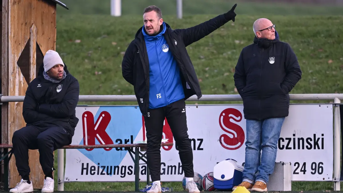 TuS-Trainer Florian Schwend (links) steht trotz der sportlichen Krise nicht zur Disposition. Auch in der kommenden Runde wird er die sportliche Richtung auf dem Platz vorgeben.