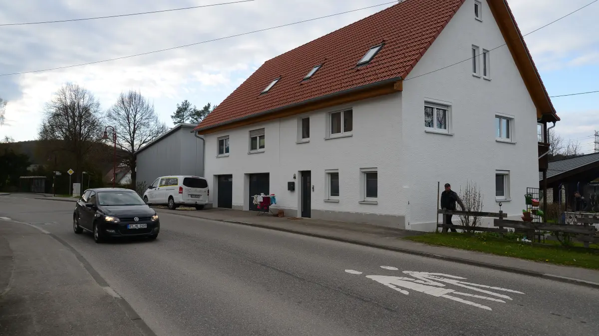 Unterhalb des Gebäudes Hauptstraße 22 (rechts) in Gomadingen wird ein Fußgängerweg angelegt.
