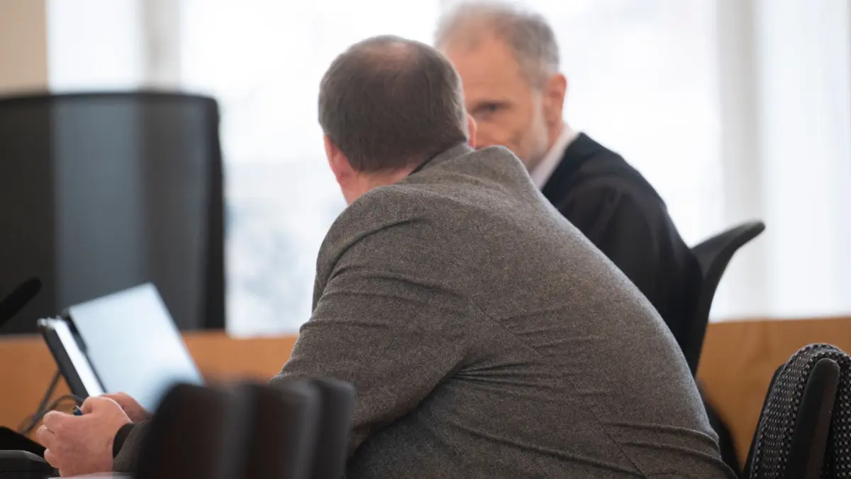 Auftakt im Prozess gegen Autofahrer nach Unfall mit drei Toten