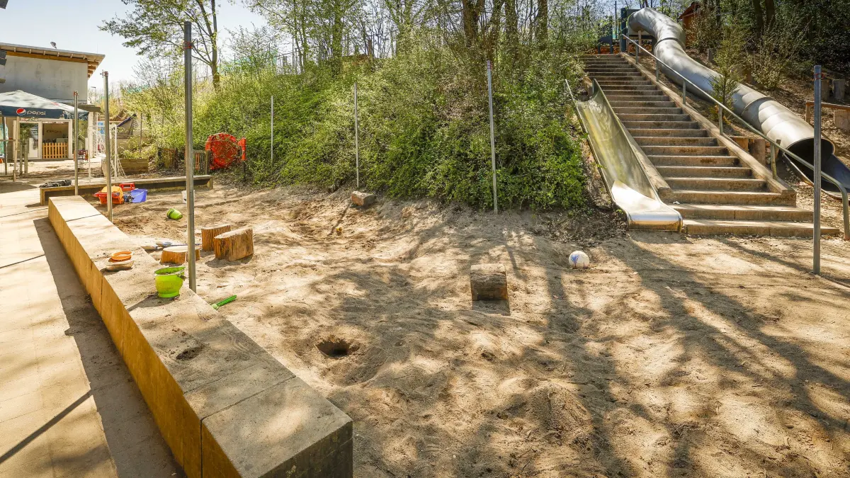 Eltern des TSG-Sportkindergartens Söflingen ärgern sich, dass die Stadt die seit 2019 versprochene Neugestaltung der Außenanlagen wieder nicht erledigt. Es wurde lediglich eine Rutsche eingebaut