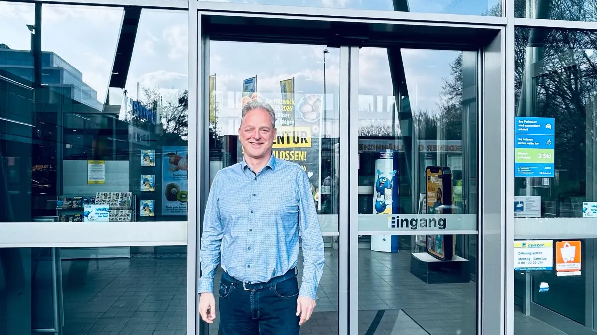 Ralf Dörflinger vor dem jüngst übernommenen Edeka-Supermarkt in Ulm-Söflingen.