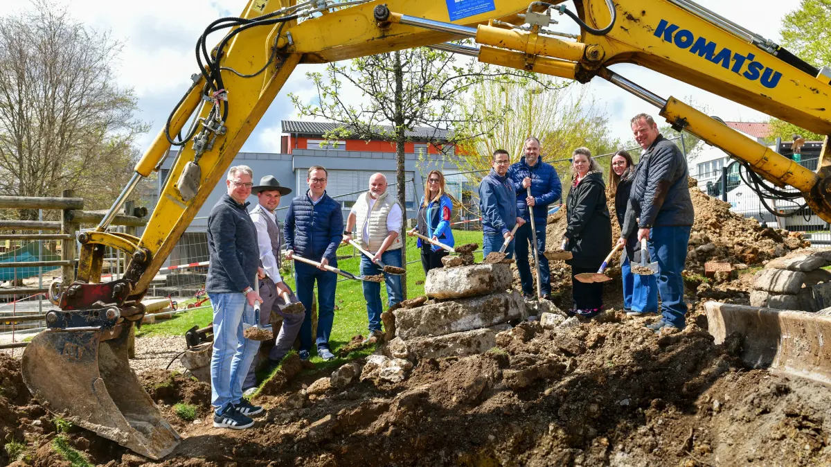 Symbolik mit Tradition: Mit dem klassischen ersten Spatenstich begann jetzt das Bauprojekt „Erweiterung Kindergarten Bueloch“. Die Rohbauarbeiten übernimmt die Meßstetter Baufirma Berger. Unser Foto zeigt (von links): den Fraktionsvorsitzenden Matthias Schwarz (Freie Wähler), Lars Neuschl (Baufirma Berger), Bürgermeister Frank Schroft, den Bauunternehmer Ernst Berger, Architektin Bettina Buk, Stadtbaumeister Claus Fecker, Hauptamtsleiter Thomas Berg, die Kindergartenleiterin Kerstin Knapp und deren Stellvertreterin Patricia Wolfer sowie Oliver Rentschler, den Fraktionsvorsitzenden der Bürgerliste.