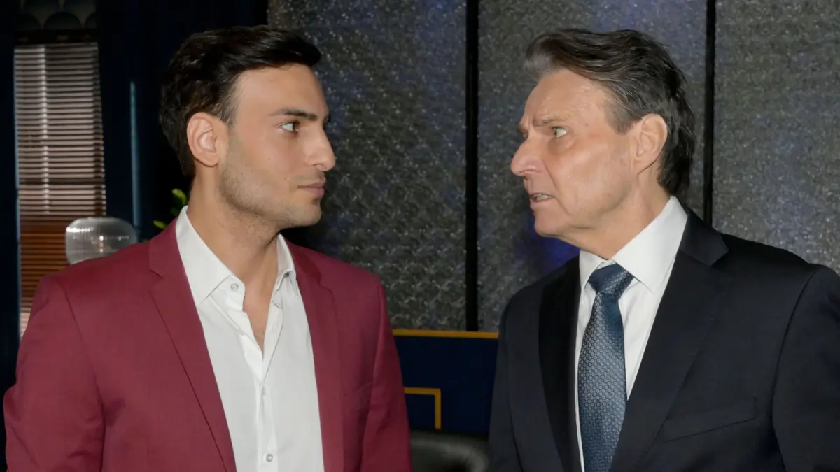 Nihat (Timur Ülker, l.) ist enttäuscht, als Gerner (Wolfgang Bahro) seinen Vertrag bei der Bank krisenbedingt nicht verlängert.