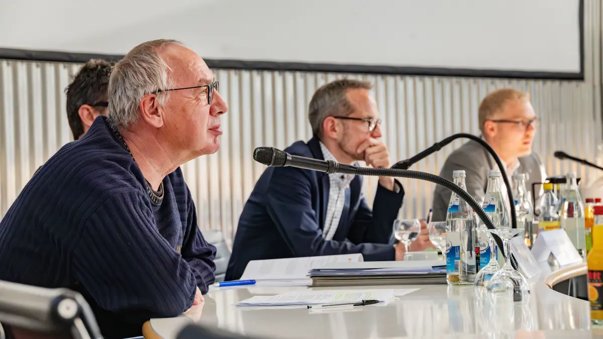 Gemeinderat der Stadt Schwäbisch Hall tagt in der Blendstatthalle - Rainer Wunderlich - Fachbereichsleiter Personal und REcht, mit Bürgermeister Peter Klink und Oberbürgermeister Daniel Bullinger
