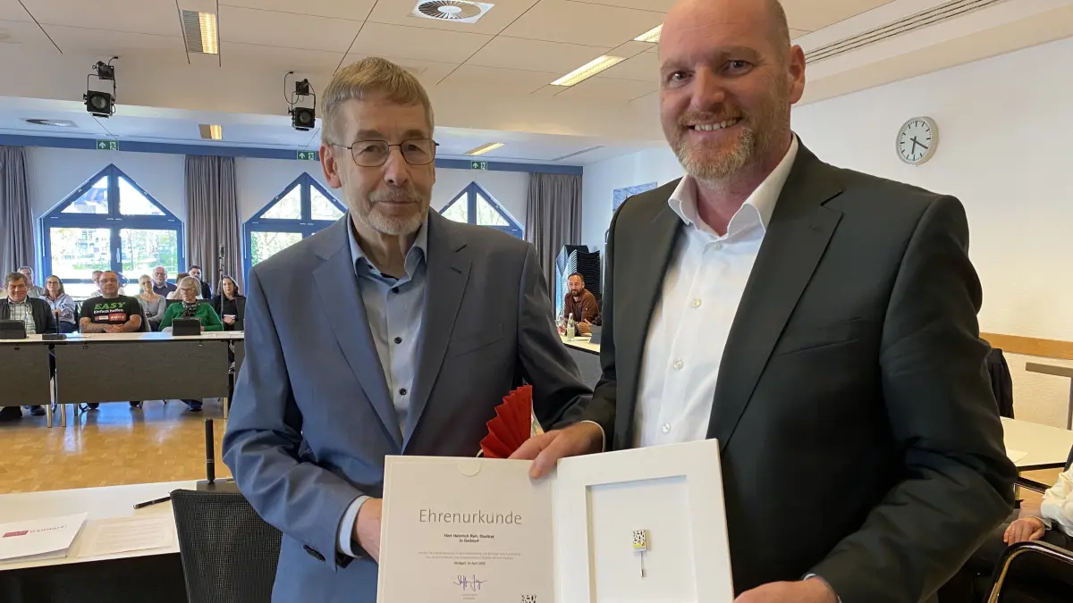 Bürgermeister Stephen Brauer (rechts) überreicht Heinrich Reh die Ehrennadel des Gemeindetags für 40 Jahre Einsatz in der Kommunalpolitik.