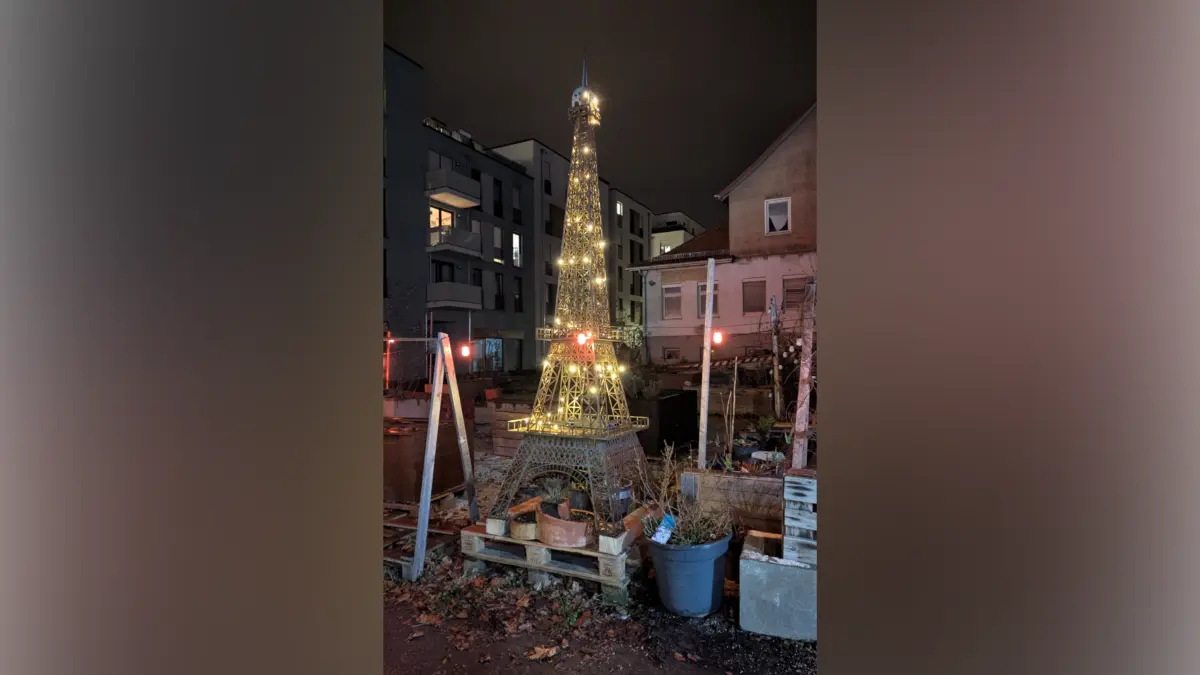 Nachts war der Tübinger Eiffelturm beleuchtet. Seit Mitte April fehlt jede Spur von ihm.