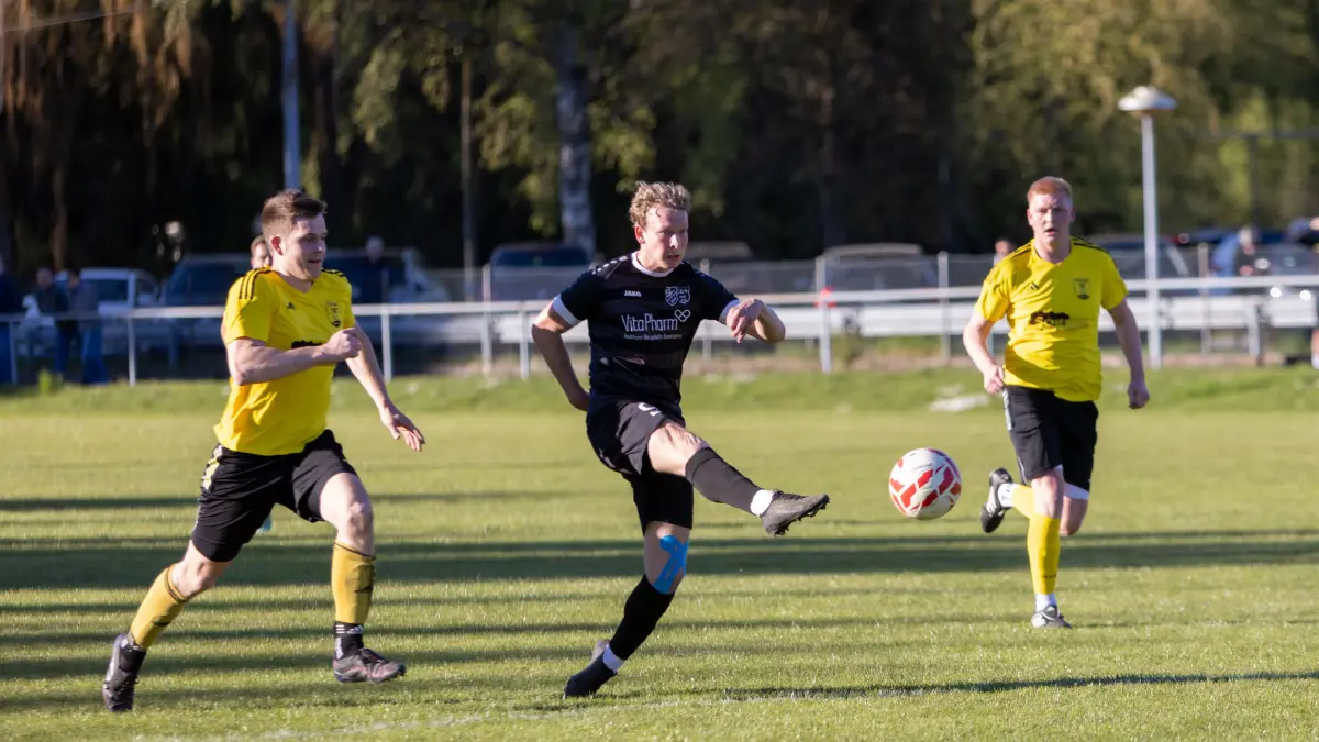SGM Oberdischingen/Ersingen - SGM Albeck/Göttingen Fußball Bezirkspokal Halbfinale Raphael Schirmer erzielt das 2:0 für Oberdischingen
