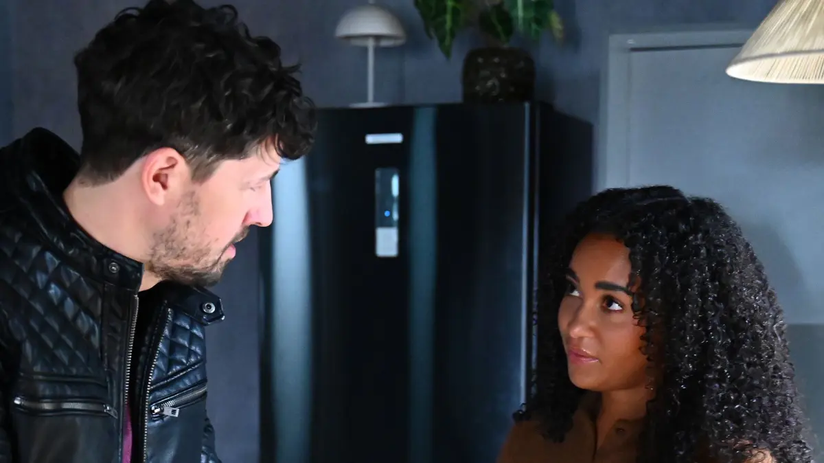 Mika (Daniel Noah) macht sich vor Imani (Féréba Koné) verdächtig.