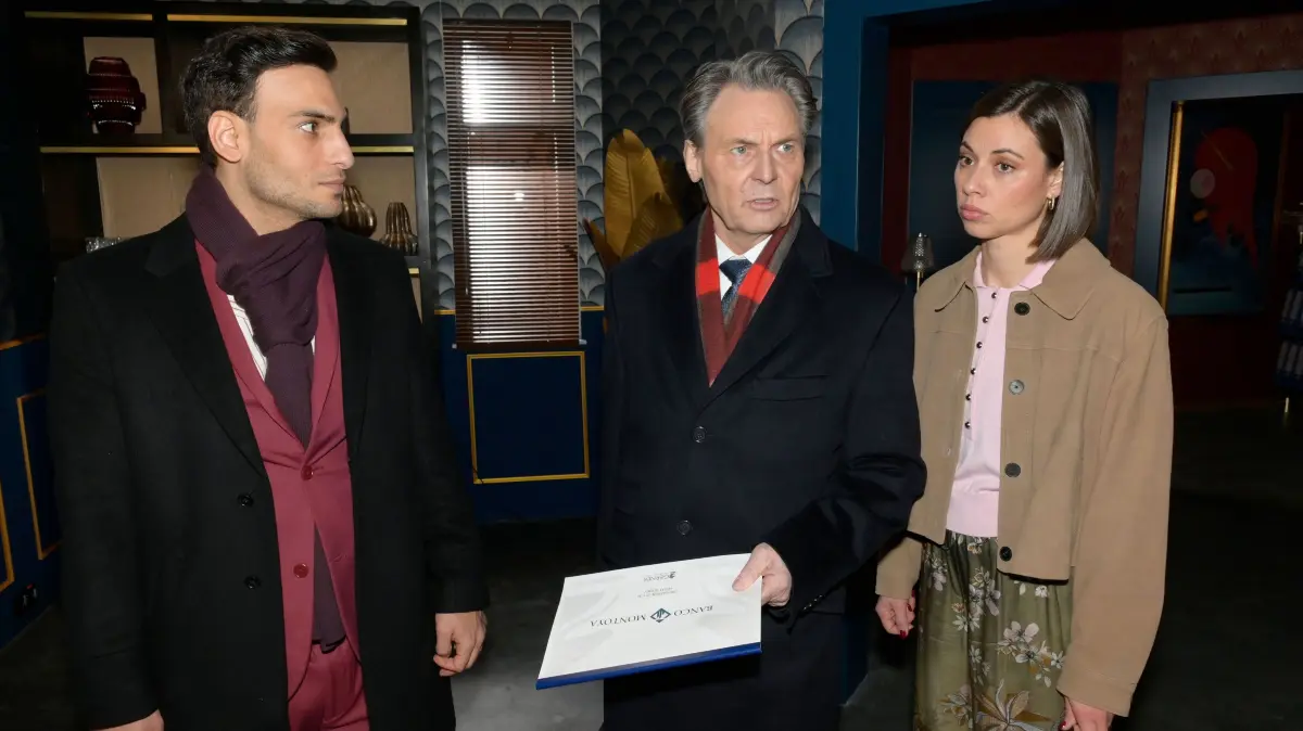 Nihat (Timur Ülker, l.), Gerner (Wolfgang Bahro) und Matilda (Anna-Katharina Fecher) erkennen, dass die Lage der Gerner Group immer kritischer wird.