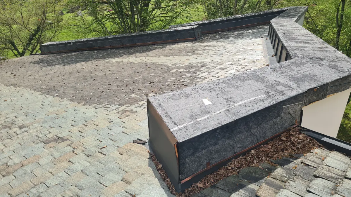 Attika an der Aussegnungshalle auf dem Friedhof Neue Wiesen in Pliezhausen