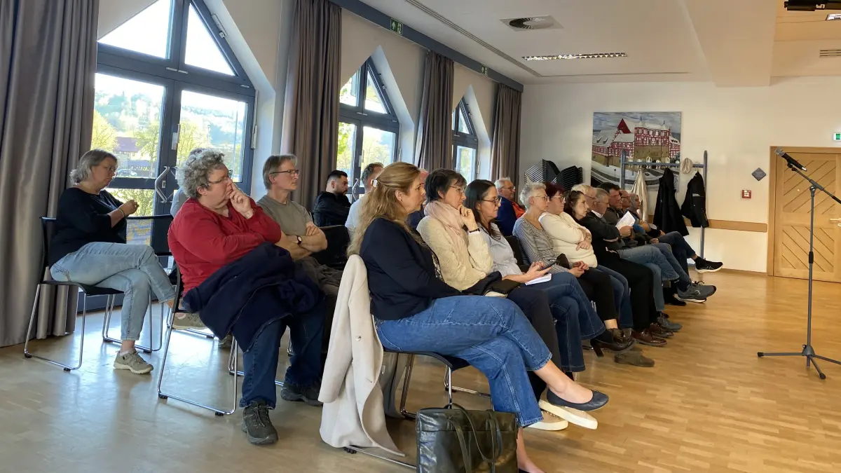 Gut besucht war die Gemeinderatssitzung am Mittwoch, 22. April. Die Zuhörerinnen und Zuhörer waren gespannt, welche Einsparungen das Gremium beschließen wird.