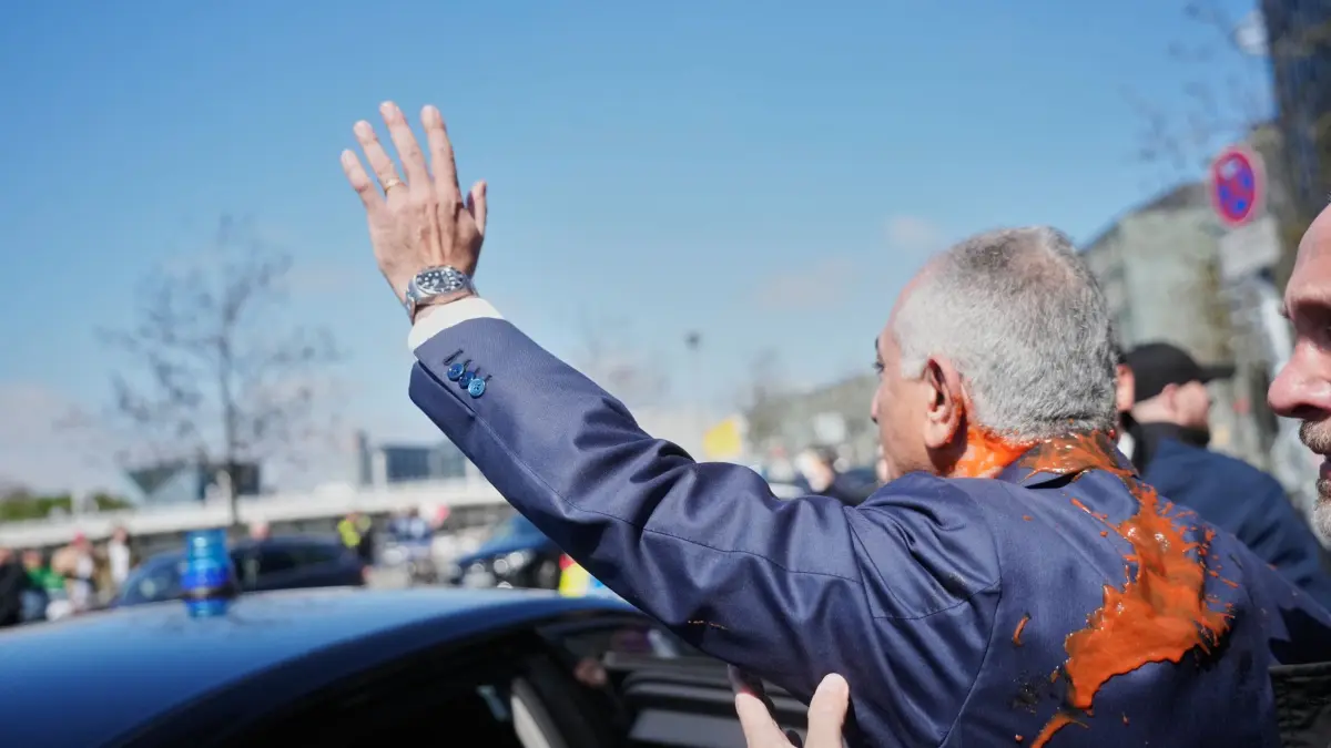 Schah-Sohn Reza Pahlavi in Berlin: 23.04.2026, Berlin: Reza Pahlavi, der Sohn des Iranischen Schah, hat Tomatenmus auf der Schulter nach einer Pressekonferenz zur aktuellen Lage im Iran im Haus der Bundespressekonferenz. Foto: Markus Schreiber/AP/dpa +++ dpa-Bildfunk +++