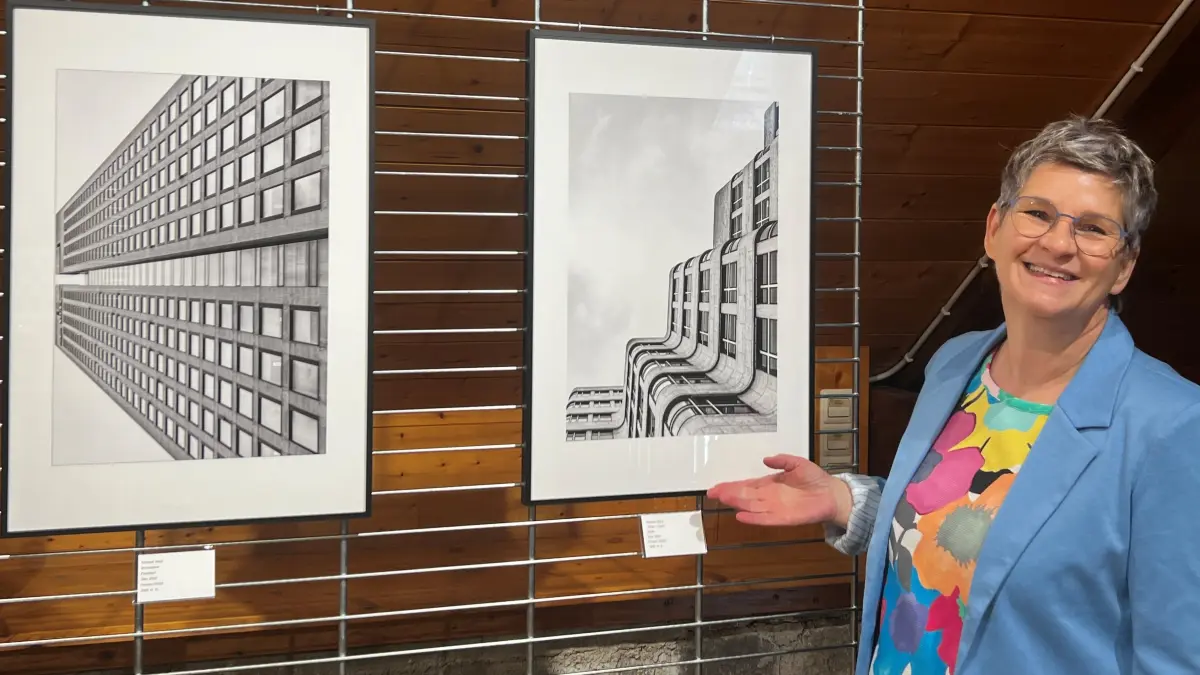 Rotraud Mack stellt in der Pfarrscheuer in Ilshofen ihre Arbeiten aus.