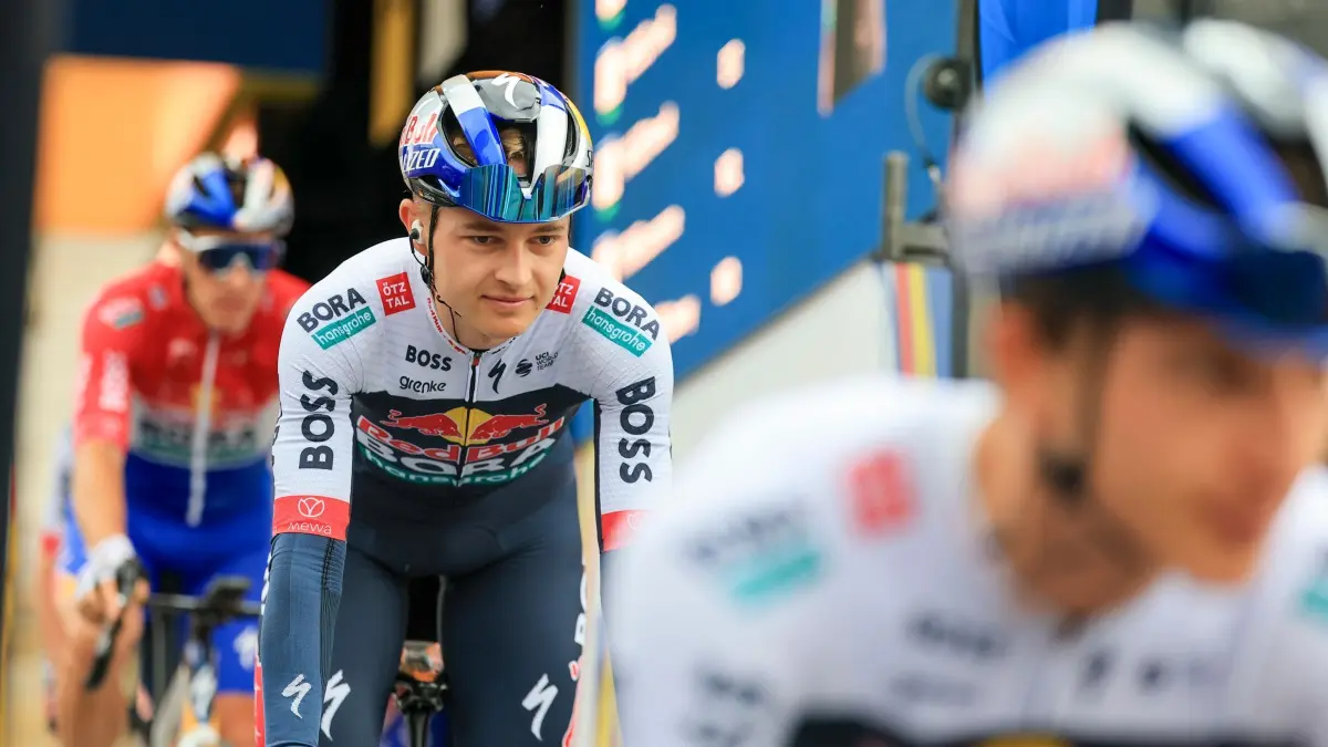 Radsport: Deutschland Tour: ARCHIV - 24.08.2025, Sachsen-Anhalt, Halle (Saale): Radsport: Deutschland Tour, Halle/Saale - Magdeburg (163,70 km), 4. Etappe. Lennart Jasch aus Deutschland vom Team Red Bull-Bora-Hansgrohe kommt zur Einschreibung vor dem Start auf dem Markt in Halle. (zu dpa: ««Krasser Tag»: Rad-Quereinsteiger Jasch gewinnt Königsetappe») Foto: Jan Woitas/dpa +++ dpa-Bildfunk +++
