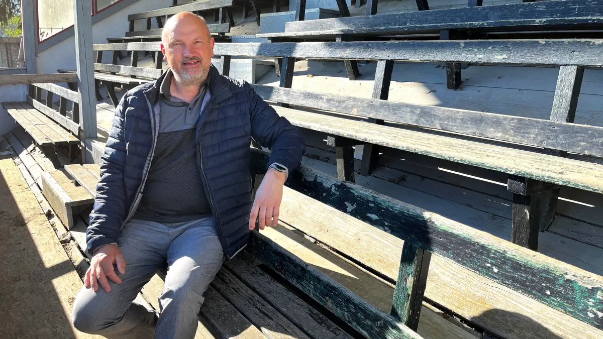 Karl-Heinz Mysliewietz, der Vorsitzende des SV Fischinger, treibt die Sanierung der vereinseigenen Tribüne voran.