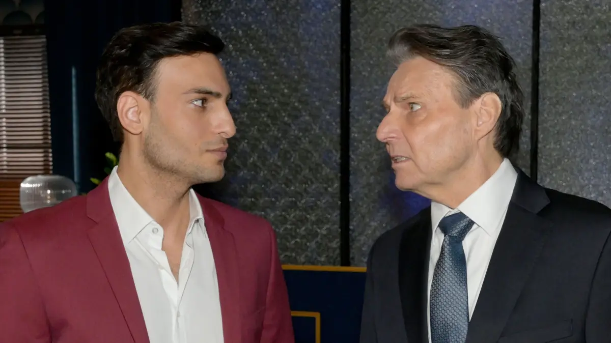 Nihat (Timur Ülker, l.) ist enttäuscht, als Gerner (Wolfgang Bahro) seinen Vertrag bei der Bank krisenbedingt nicht verlängert.