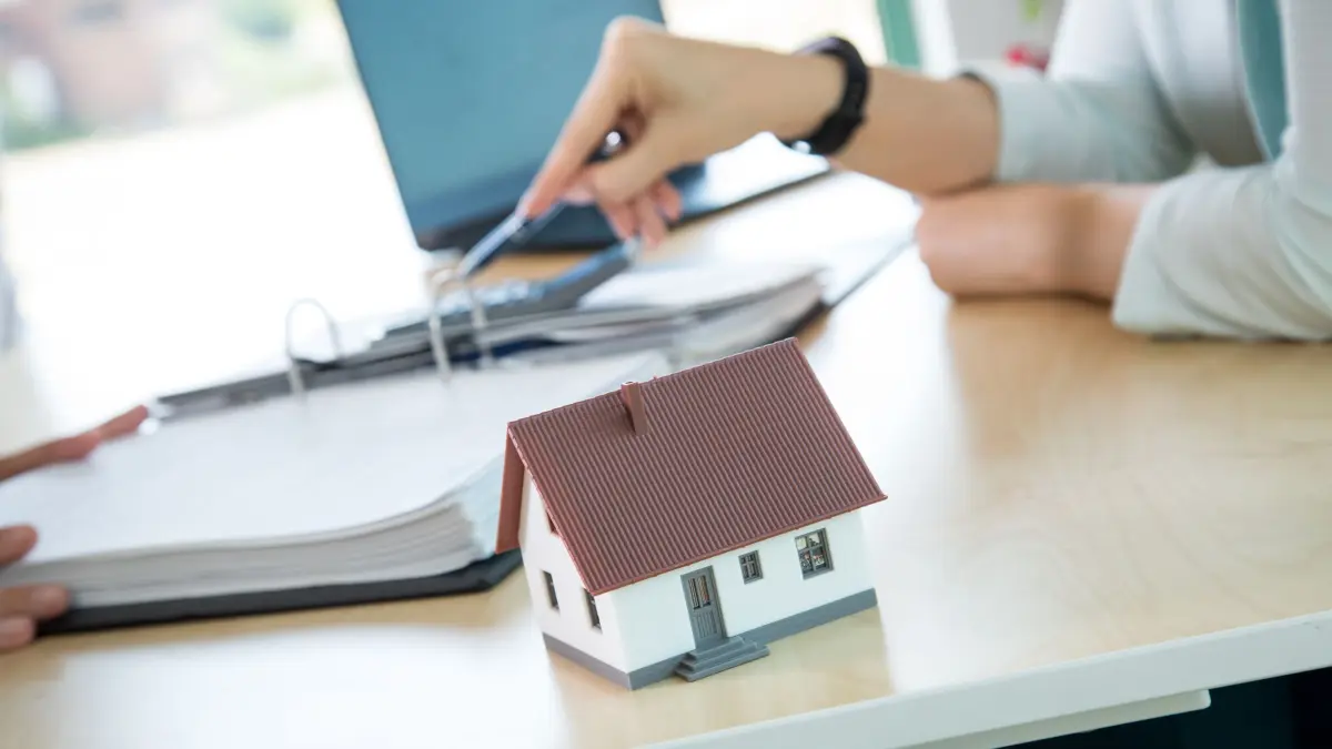 Beratungsgespräch um Hausbau: ARCHIV - Frühzeitig planen für Effizienz: Eine durchdachte Raum- und Fensteranordnung sollte bereits in der Bauplanung mit einer Energieberatung abgestimmt werden. (zu dpa: «Neubau: So sparen Sie mit dem richtigen Grundriss Energie») Foto: Christin Klose/dpa Themendienst/dpa-mag - Honorarfrei nur für Bezieher des Dienstes dpa-Magazin +++ dpa-Magazin +++