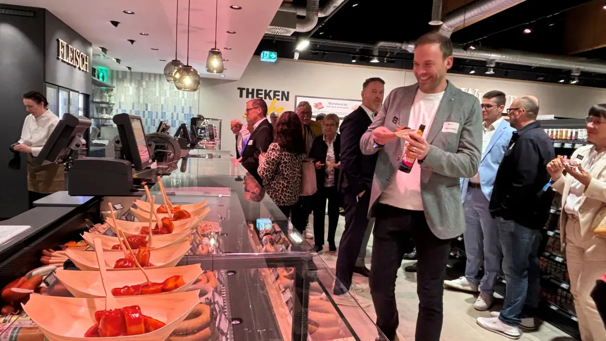 An der langen Frischetheke warten unzählige Spezialitäten auf die Kundschaft.